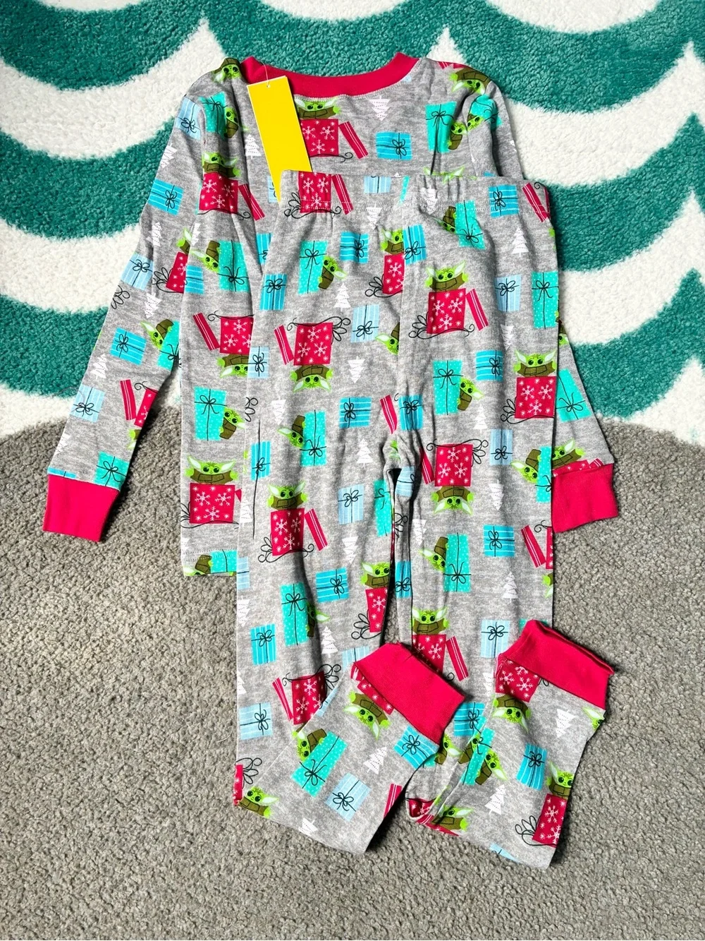NWT - Old Navy x Star Wars Mandalorian Christmas PJ Set (Grey/Red/Green) Size 8
